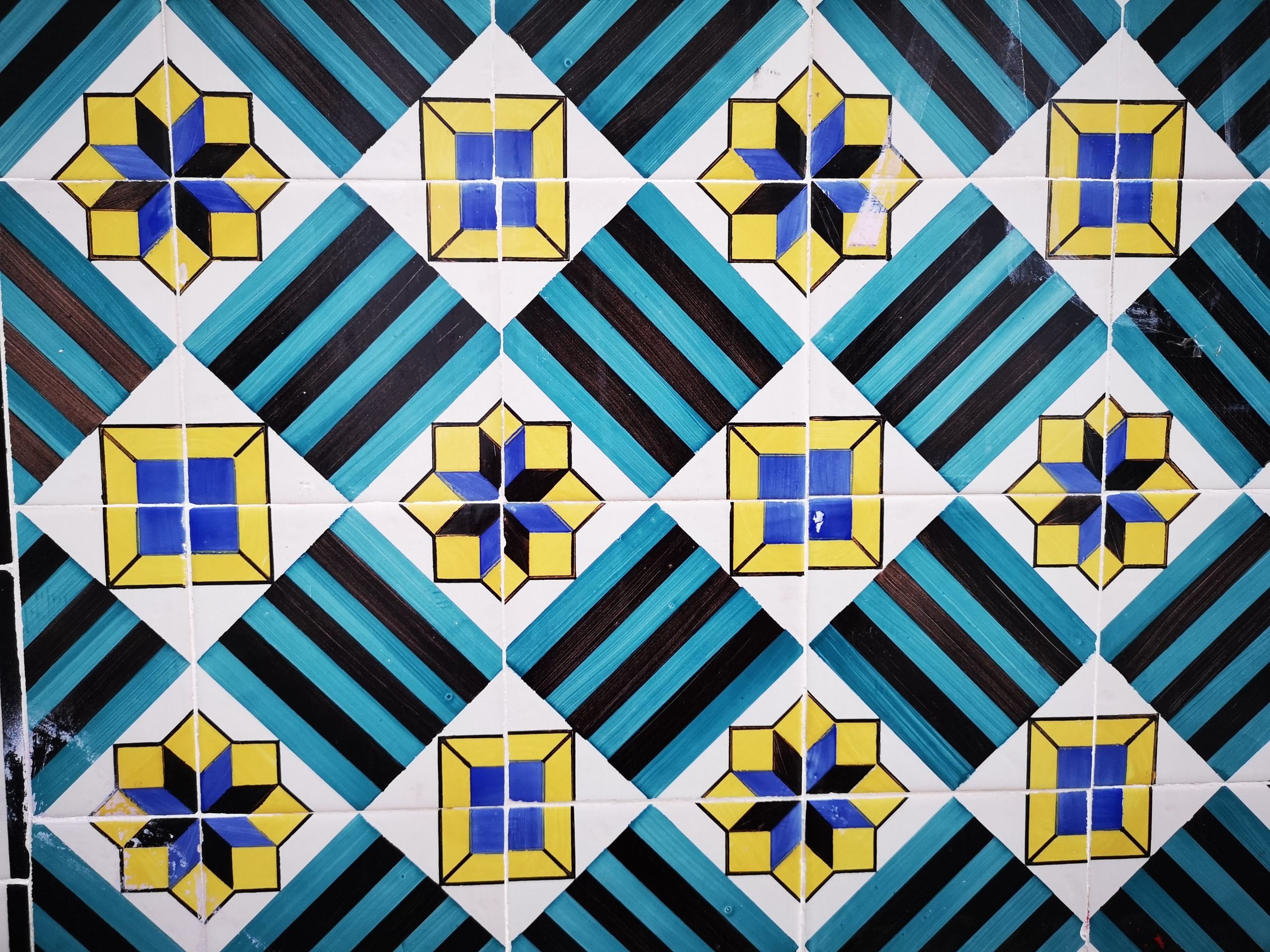 Piastrelle decorative geometriche in azzurro, giallo e bianco a Lisbona